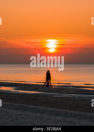 Sonnenuntergang in der Ostsee über der Küste des Rigaer Golfs in Lettland Stockfoto