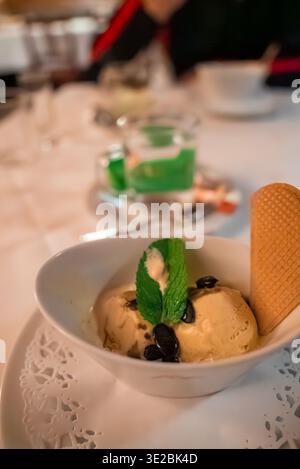 Eis mit schwarzen Bohnen, Minze und Waffel in Oberlech, Österreich Stockfoto