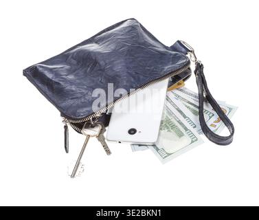 Offene kleine Handgelenktasche aus blauem Leder mit Telefon, Kreditkarten, Türschlüsseln und Dollar auf weißem Hintergrund Stockfoto