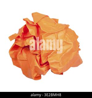 Zerknitterte orangefarbene Papierkugel isoliert auf weißem Hintergrund Stockfoto