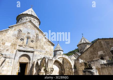 Blick auf die Kirche St. Astvatsatsin von der Terrasse im Kloster Haghartsin in der Nähe der Stadt Dilijan in der Provinz Tavush von Armenien an sonnigen Sommertagen Stockfoto