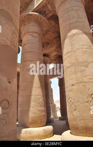Antike ägyptische Steinsäulen mit detaillierten Hieroglyphen und Schnitzereien im Tempel von Karnak in Luxor Ägypten Stockfoto