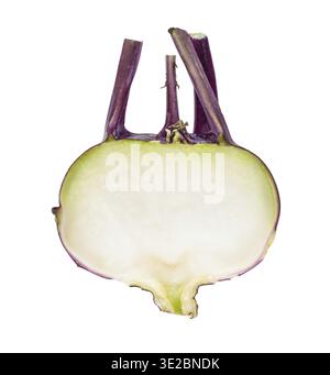 Querschnitt von frischem violettem Kohlrabi-Kohl, isoliert auf weißem Hintergrund Stockfoto