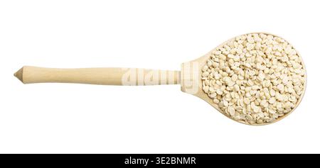 Draufsicht der Rohbohnen des Urad Dal (geteiltes schwarzes Gramm) im Holzlöffel isoliert auf weißem Hintergrund Stockfoto