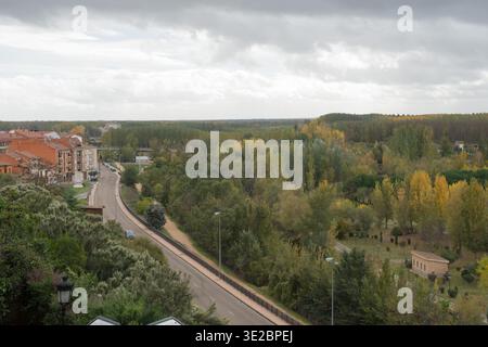 Grüner Park rund um Benavente und Hauptstraße, Stadt im Hintergrund, Zamora, Spanien Stockfoto