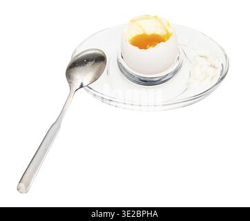 Öffnen Sie weich gekochtes weißes Ei und Löffel in Glas Eierbecher isoliert auf weißem Hintergrund Stockfoto