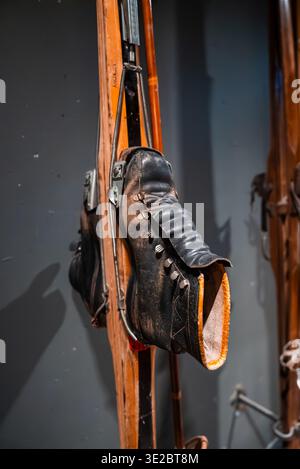 Vintage Skischuh aus schwarzem Leder auf Holzskier in Oberlech, Österreich Stockfoto