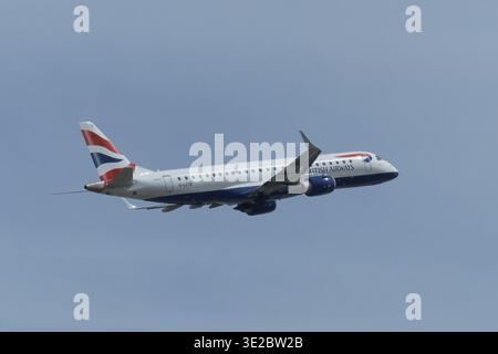 Der easyJet Airbus A319-111 (G-EZFU) startet vom Flughafen Malaga (AGP) vor klarem blauem Himmel. Stockfoto