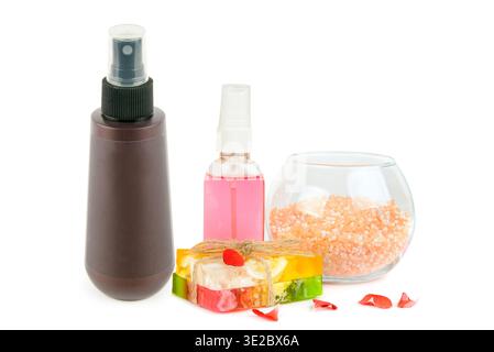 Professionelle Studioaufnahmen von Hautpflegeprodukten heben natürliche Inhaltsstoffe und elegante Verpackungen hervor. Ideal für E-Commerce-Websites und Lifestyle Stockfoto