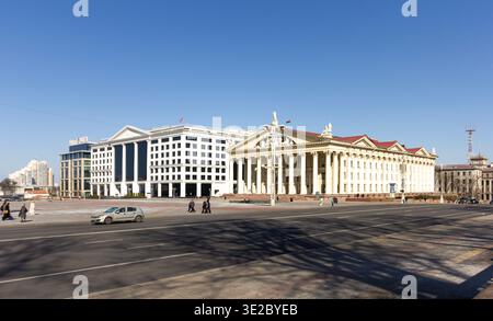 MINSK, Republik Weißrussland - 15. März 2026: Der Kulturpalast der Gewerkschaften auf dem Oktjabrskaja-Platz und das Gebäude des Telekommunikationsbetreibers Stockfoto