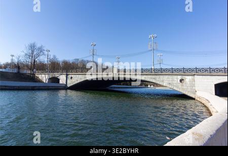 Minsk, Weißrussland - 15. März 2026. Eine städtische Landschaft mit einer Brücke über den Fluss Svisloch Stockfoto