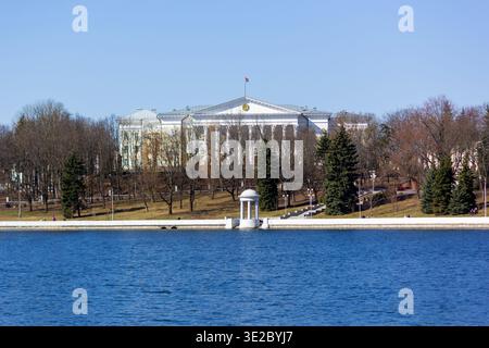 Minsk, Weißrussland, 15. März 2026. Das Verteidigungsministerium in Minsk am Fluss Svisloch Stockfoto