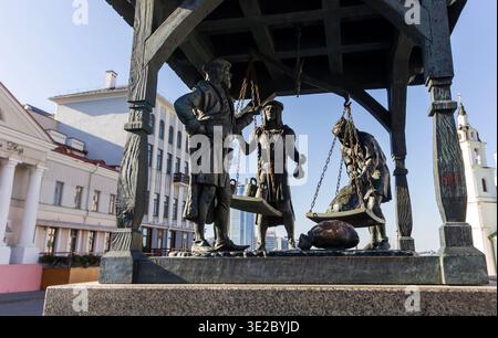 Minsk, Weißrussland - 15. März 2026, Denkmal „City Waage“ auf dem Freiheitsplatz in Minsk Stockfoto
