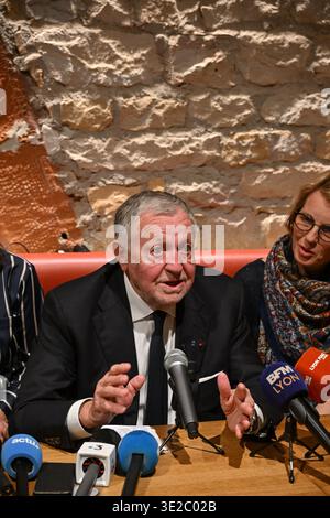 Lyon, Frankreich. März 2026. Jean Michel Aulas, Kandidat für die Bürgermeisterwahlen von Lyon, spricht vor den Wählern einer Bar am Place des Terreaux, bevor er am 19. März 2026 das Fußballspiel OL gegen Vigo in Lyon, Frankreich, ansieht. Foto: Julien Reynaud/APS-Medias/ABACAPRESS.COM Credit: Abaca Press/Alamy Live News Stockfoto