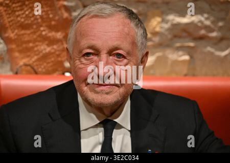 Lyon, Frankreich. März 2026. Jean Michel Aulas, Kandidat für die Bürgermeisterwahlen von Lyon, spricht vor den Wählern einer Bar am Place des Terreaux, bevor er am 19. März 2026 das Fußballspiel OL gegen Vigo in Lyon, Frankreich, ansieht. Foto: Julien Reynaud/APS-Medias/ABACAPRESS.COM Credit: Abaca Press/Alamy Live News Stockfoto