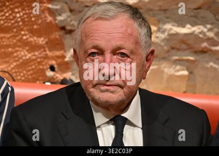 Lyon, Frankreich. März 2026. Jean Michel Aulas, Kandidat für die Bürgermeisterwahlen von Lyon, spricht vor den Wählern einer Bar am Place des Terreaux, bevor er am 19. März 2026 das Fußballspiel OL gegen Vigo in Lyon, Frankreich, ansieht. Foto: Julien Reynaud/APS-Medias/ABACAPRESS.COM Credit: Abaca Press/Alamy Live News Stockfoto
