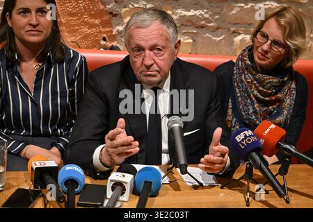 Lyon, Frankreich. März 2026. Jean Michel Aulas, Kandidat für die Bürgermeisterwahlen von Lyon, spricht vor den Wählern einer Bar am Place des Terreaux, bevor er am 19. März 2026 das Fußballspiel OL gegen Vigo in Lyon, Frankreich, ansieht. Foto: Julien Reynaud/APS-Medias/ABACAPRESS.COM Credit: Abaca Press/Alamy Live News Stockfoto