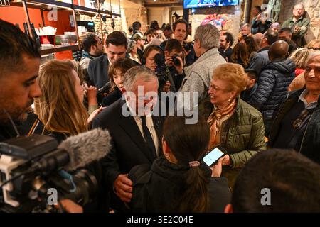 Lyon, Frankreich. März 2026. Jean Michel Aulas, Kandidat für die Bürgermeisterwahlen von Lyon, spricht vor den Wählern einer Bar am Place des Terreaux, bevor er am 19. März 2026 das Fußballspiel OL gegen Vigo in Lyon, Frankreich, ansieht. Foto: Julien Reynaud/APS-Medias/ABACAPRESS.COM Credit: Abaca Press/Alamy Live News Stockfoto