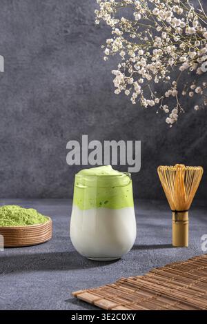 Matcha-Tee. Gefrorener grüner Tee Matcha Latte im Glas. Grüner Tee Dalgona, geschlagener grüner Tee mit Milch. Gesundes veganes Getränk, Nahaufnahme Stockfoto