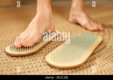 Mann, der auf Sadhu-Brettern steht, Nahaufnahme Stockfoto
