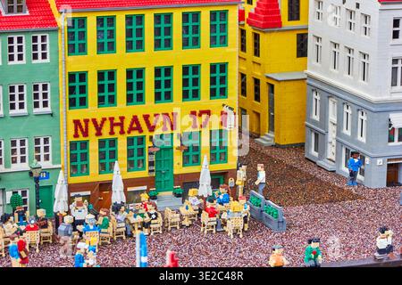 Eine detailgetreue Nachbildung des berühmten Nyhavn 17-Gebäudes in Kopenhagen, Dänemark. Das leuchtend gelbe Gebäude hat grüne Fenster... Stockfoto
