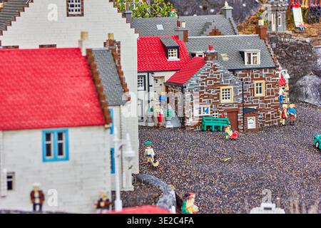 BILLUND – 8. Mai 2022: Eine lebendige Miniaturdorfszene aus bunten LEGO-Steinen, die traditionelle europäische Architektur mit rotem.. Stockfoto