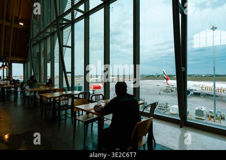 Lapu-Lapu, Philippinen - 20. Juli 2018: Blick auf den Flughafenaspel mit Flugzeugen, durch die großen Fenster eines Cafés, die ein heiteres Licht auf die werfen Stockfoto