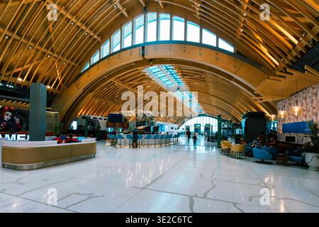 Lapu-Lapu, Philippinen - 20. Juli 2018: Blick auf das Innere des Flughafens mit modernem Design mit geschwungenen Holzbalken und glänzend weißem Boden. Stockfoto