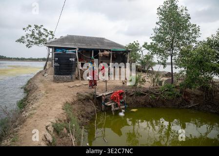Satkhira, Bangladesch - 25. April 2025: Blick auf eine bescheidene Wohnung am Rande, wo das Leben in den eindringenden Gewässern fortbesteht, ein Zeugnis Stockfoto