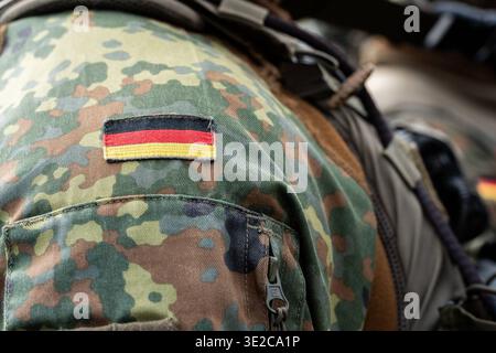 Dachau, Bayern, Deutschland - 19. März 2026: GETEX 2026: Gemeinsame Terrorismusbekämpfung durch bayerische Polizei und Bundeswehr in Dachau. Rund 300 Soldaten trainieren, um sich in einer dynamischen Darstellung gegen komplexe Sabotage- und Angriffsszenarien zu verteidigen. Nahaufnahme eines Bundeswehrsoldaten mit dem deutschen Abzeichen auf seiner Tarnuniform, Symbolfoto, Symbolbild, Symbol *** GETEX 2026: Gemeinsame Terrorabwehrübung von Bayerischer Polizei und Bundeswehr in Dachau. Es trainiert rund 300 Einsatzkräfte die Abwehr komplexer Sabotage- und Anschlagsszenarien in einer dynamischen Anzeige. Detailaufnahme eines Soldaten de Stockfoto