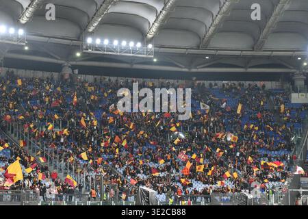 Stadio Olimpico, Rom, Italien. März 2026. UEFA Europa League Football; Roma gegen Bologna; Romas-Fans schwenken vor dem Anpfiff eine Flagge. Credit: Action Plus Sports/Alamy Live News Stockfoto