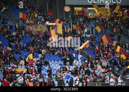Stadio Olimpico, Rom, Italien. März 2026. UEFA Europa League Football; Roma gegen Bologna; Romas-Fans schwenken vor dem Anpfiff eine Flagge. Credit: Action Plus Sports/Alamy Live News Stockfoto