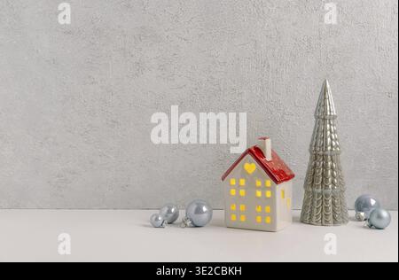 Weihnachtskomposition aus Weihnachtsdekoration, blauen Kugeln, Hauslaterne, Tanne und Kopierraum für Text. Vorlage Stockfoto