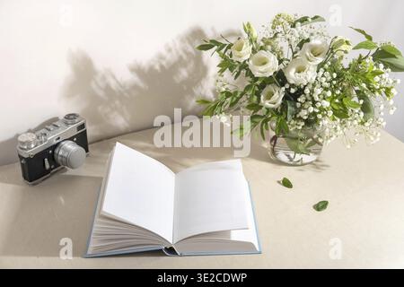 Ein leeres Buch wurde auf dem Tisch geöffnet. Draufsicht des geöffneten leeren Buchs für Modell Stockfoto