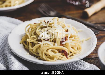 Essen, hausgemachte klassische Carbonara-Pasta auf weißem Teller Stockfoto