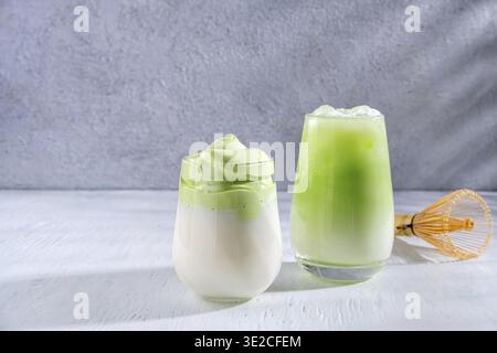 Matcha-Tee. Gefrorener grüner Tee Matcha Latte im Glas. Grüner Tee Dalgona, geschlagener grüner Tee mit Milch. Gesundes veganes Getränk, Nahaufnahme Stockfoto