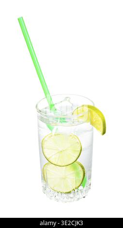 Gin und Tonic Cocktail im Glas mit Keil und Scheiben Limette, Eis und grünem Plastikstroh isoliert auf weißem Hintergrund Stockfoto
