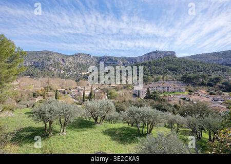Stadt Fontaine de Vaucluse, Vaucluse, Provence, Frankreich, vor den Bergen Stockfoto