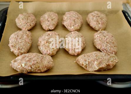 Rohe Grechaniki auf Pergament: Traditionelle Fleischpasteten mit Buchweizen Stockfoto