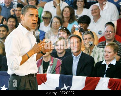 Evan Bayh und Jill Long Thompson stehen im Hintergrund, während Obama spricht. Senator Barack Obama kehrte am Samstagmorgen 6/08 nach Indiana zurück, mit einem Wahlkampfstopp in Terre Haute. Der Kandidat der Demokraten für das Amt des Präsidenten diskutierte in der 4-H Arena auf den Wabash Valley Fairgrounds, 3901 US Highway 41 South in Terre Haute über seine geplante Steuererleichterung für die Mittelschicht. Stockfoto