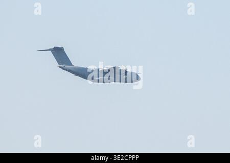 Die Lockheed C-130 Hercules ist ein US-amerikanisches viermotoriges Turboprop-Militärflugzeug, das von Lockheed (heute Lockheed Martin) entworfen und gebaut wurde. Bru Stockfoto