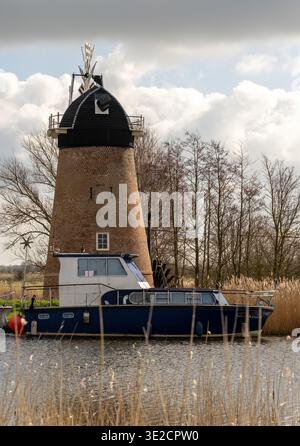 OBY und Ashby Entwässerungsmühle am Flussufer des Flusses Bure, Norfolk Broads Stockfoto