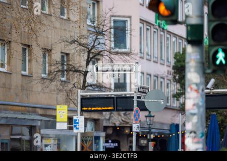 Straßenecke zwischen Heinrich-Heine-Allee und Bolkerstraße in Düsseldorf Stockfoto