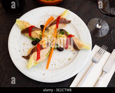 Tudela-Knospen mit Ziegenkäse, Nüssen und Honig, serviert auf dem Tisch Stockfoto