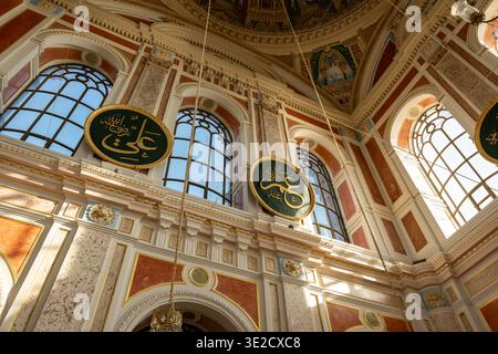 Große, reich verzierte Moschee mit hohen Bogenfenstern, vergoldeten arabischen Kalligraphiemedaillons, Wänden mit Marmormuster und einer reich verzierten Kuppeldecke Stockfoto