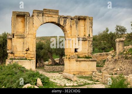 Triumphbogen von Alexander Severus in den römischen Ruinen von Dougga, Tunesien Stockfoto
