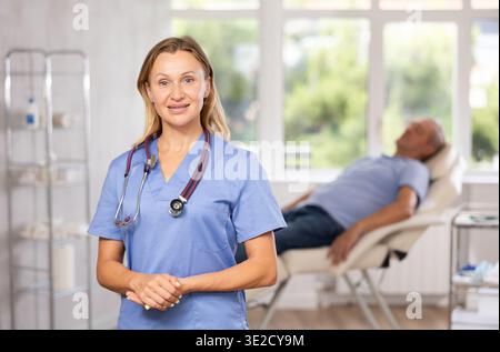 Selbstbewusste professionelle Ärztin in der Arztpraxis Stockfoto