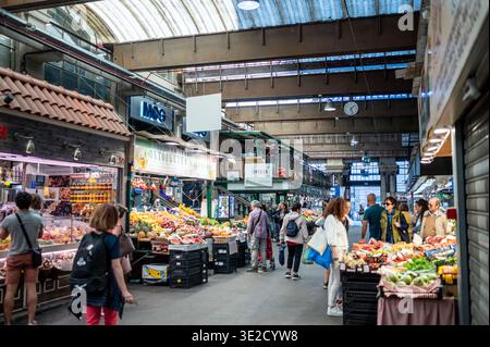 Genua, ligurien, italien. Mai 2024. Shopper erkunden den lebhaften Ostmarkt in genua, italien, mit verschiedenen Ständen, die frisches Obst und Gemüse anbieten Stockfoto
