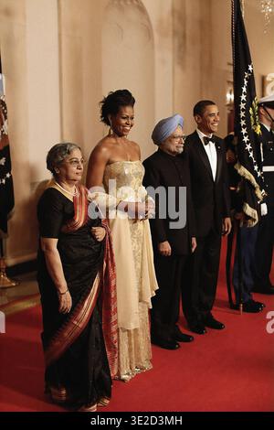 US-Präsident Barack Obama, US-First Lady Michelle Obama, Premierminister Manmohan Singh von Indien und seine Frau, Mrs. Gursharan Kaur, stellen sich in der Cross Hall des Weißen Hauses auf, um für ein offizielles Foto vor dem State Dinner zu posieren, Washington, D.C., USA, Pete Souza, Office of White House Photography Office, 24. November 2009 Stockfoto