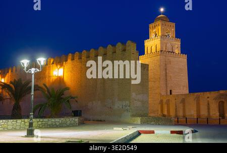 Blick auf den architektonischen Komplex der Großen Moschee von Kairouan am Abend Stockfoto